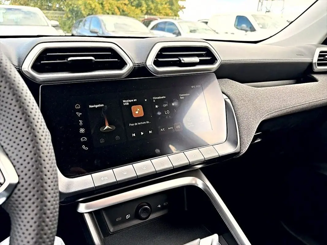 Vue intérieure avant du MG ZS Hybrid 197 Standart 2026, tableau de bord moderne avec écran tactile et volant multifonction noir.