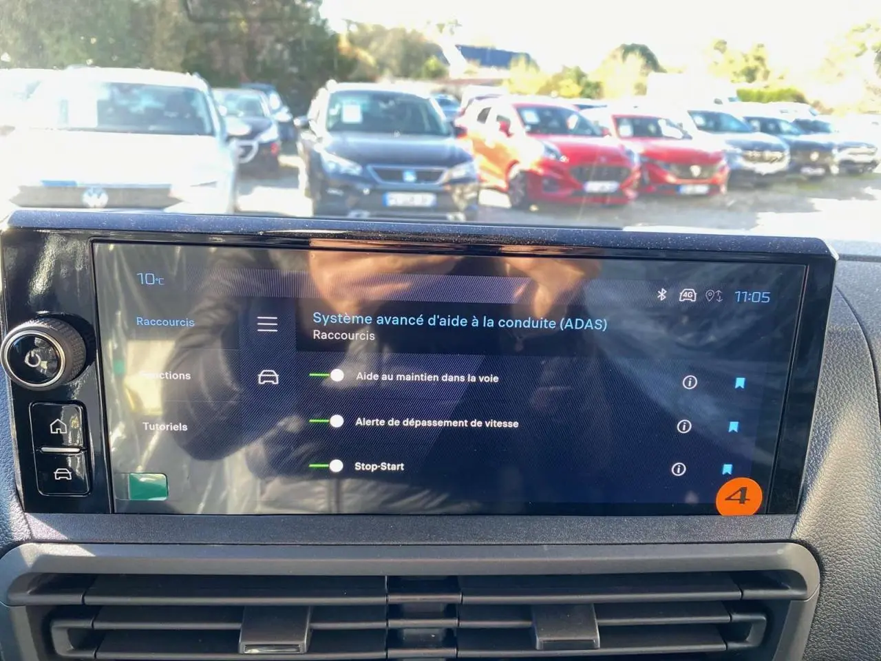 Écran tactile 10'' HD du Peugeot Expert Fourgon gris Artense, affichant les aides à la conduite avancées.