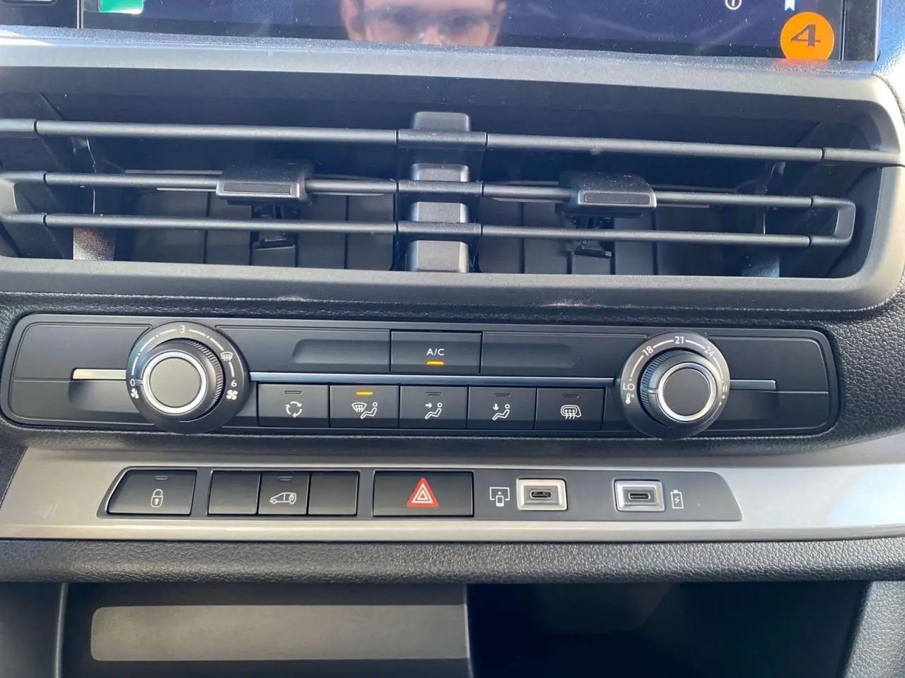 Vue rapprochée du tableau de bord du Peugeot Expert Fourgon 2026, montrant les commandes de climatisation et ports USB.
