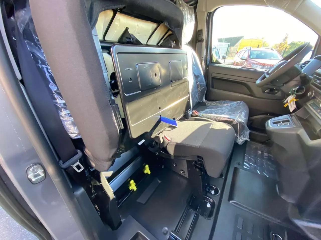 Intérieur côté passager droit du Peugeot Expert Fourgon gris, siège relevé avec tablette écritoire visible.
