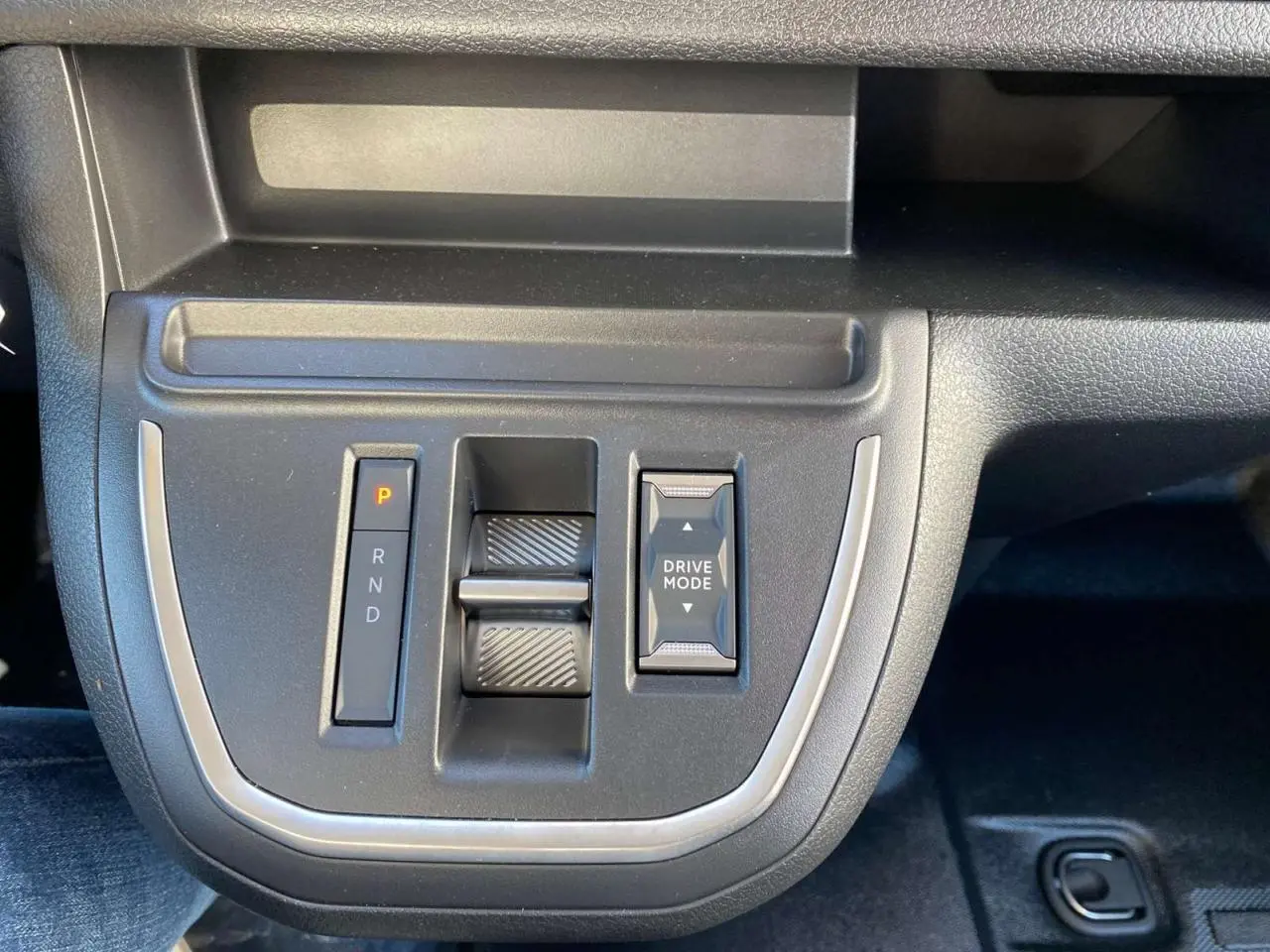 Gros plan sur la console centrale du Peugeot Expert Fourgon gris Artense, avec commandes de boîte auto et mode de conduite.