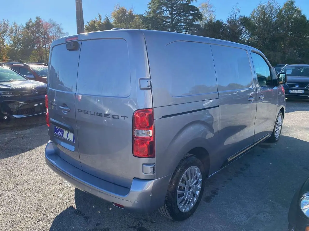 Vue 3/4 arrière droite d’un Peugeot Expert Fourgon gris Artense avec jantes alliage et vitrage arrière opaque.