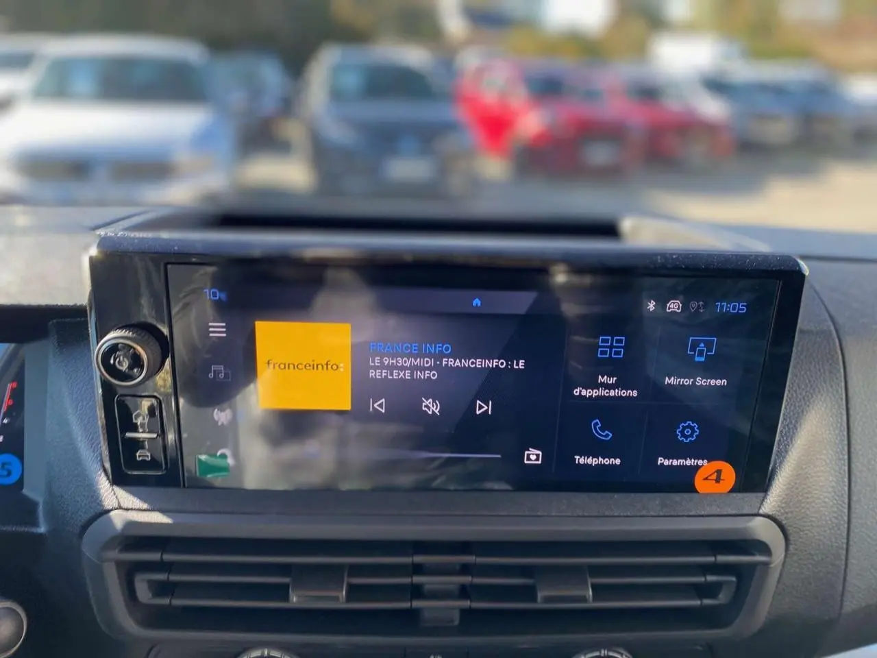 Écran tactile 10'' HD du Peugeot Expert Fourgon gris Artense, vue intérieure centrée sur la console multimédia.