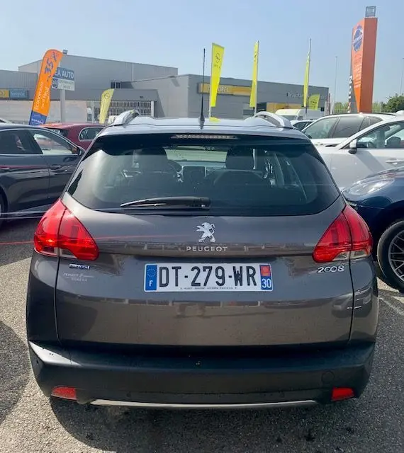 Vue arrière d'un Peugeot 2008 gris foncé version 1.6 BlueHDi Crossway de 2015 avec plaques françaises.