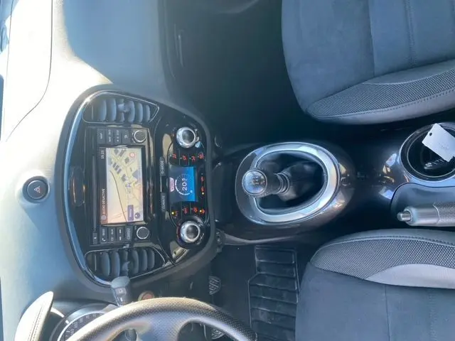 Vue intérieure du tableau de bord et console centrale du Nissan Juke 2018 N-Connecta, avec écran tactile et levier de vitesse manuel.