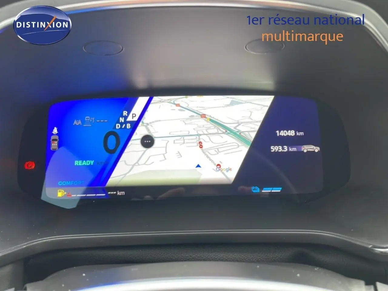Tableau de bord numérique du Renault Symbioz 2025 affichant la navigation et l'état hybride, vue de face intérieure.