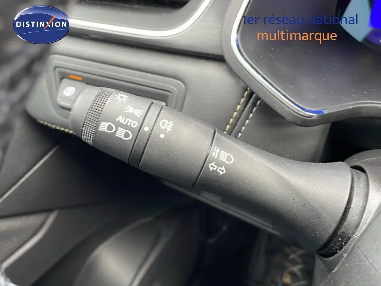 Gros plan sur la commande des phares et clignotants dans l’habitacle noir du Renault Symbioz 2025.