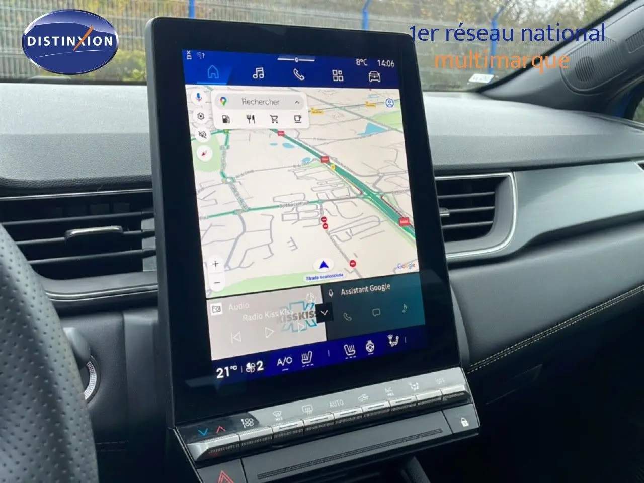 Vue intérieure du tableau de bord du Renault Symbioz 2025 bleu iron metal, avec écran tactile central affichant la navigation GPS.