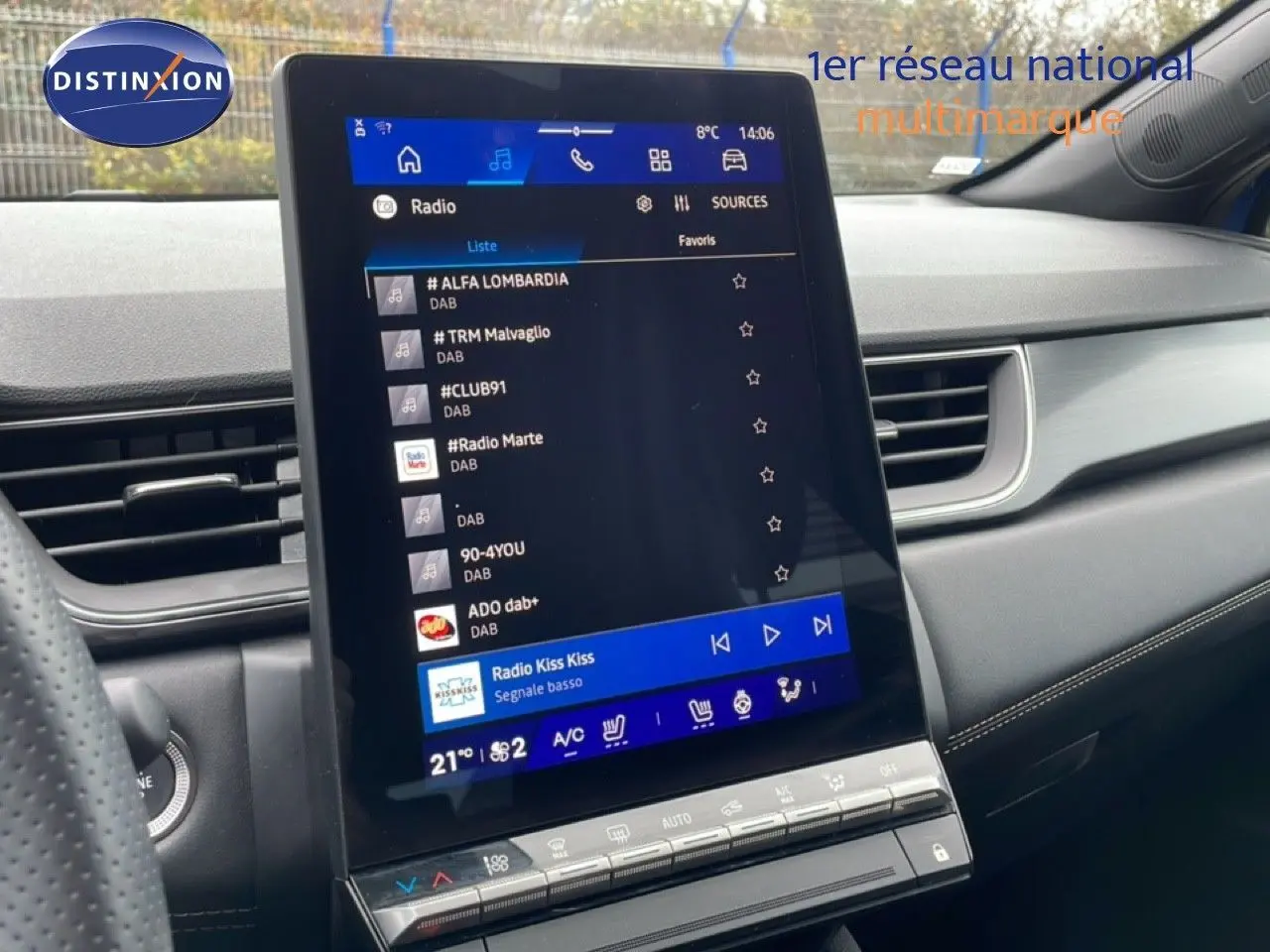 Écran tactile central vertical affichant la radio dans l'habitacle noir du Renault Symbioz bleu Iron Metal.