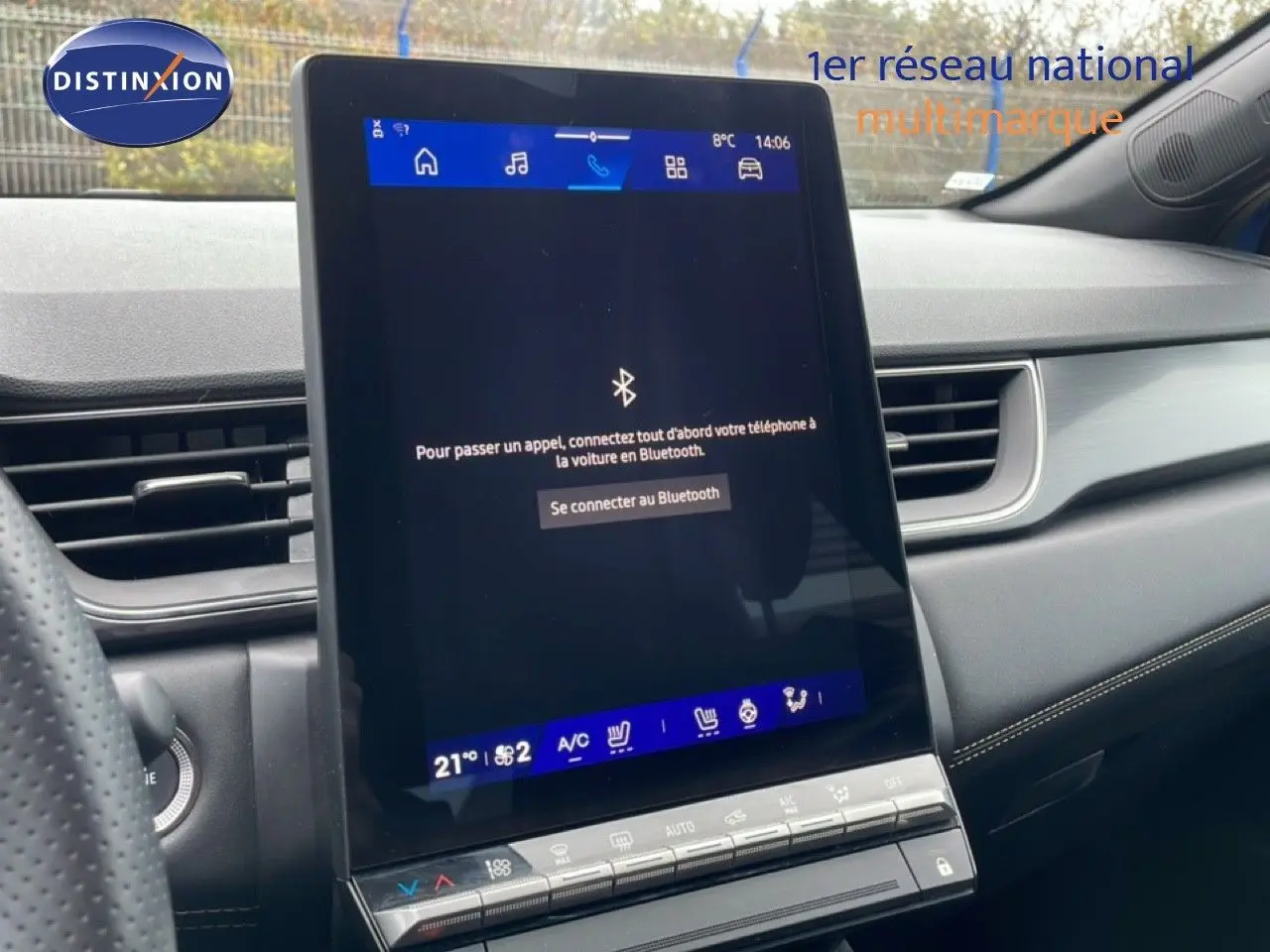 Vue intérieure du tableau de bord de la Renault Symbioz 2025, écran tactile central affichant la connexion Bluetooth.
