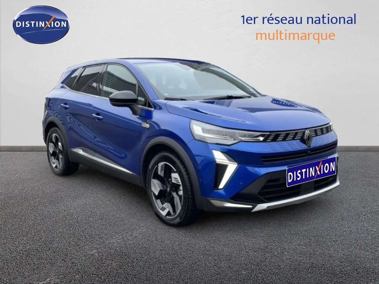 Vue 3/4 avant d'un Renault Symbioz bleu iron metal avec jantes noires et détails chromés sur un fond neutre.