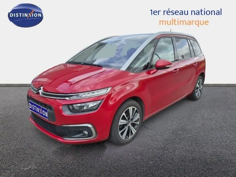 Citroën Grand C4 Spacetourer rouge Rubi en 3/4 avant droit avec jantes alliage et feux LED distinctifs.