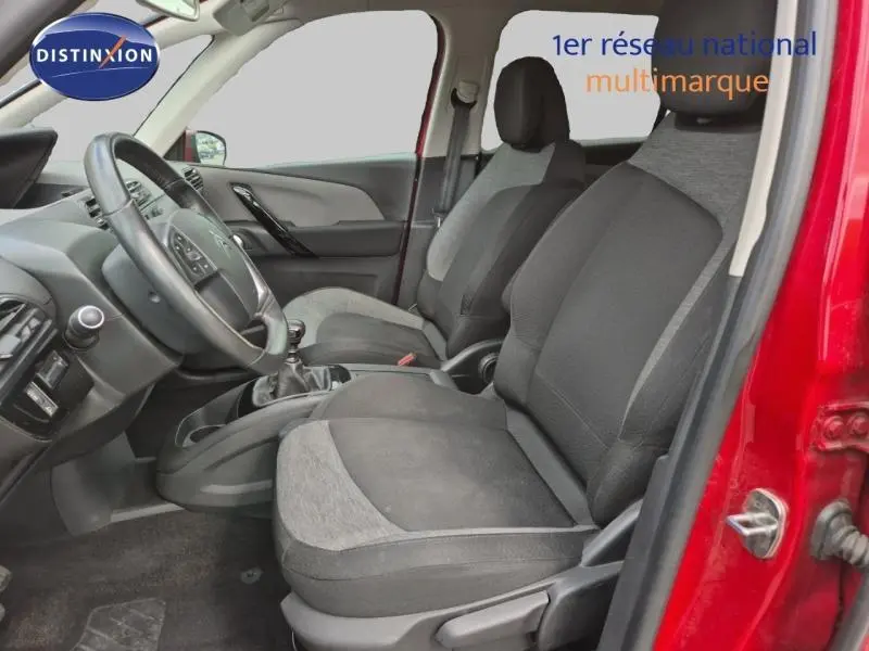 Vue intérieure côté conducteur du Citroën Grand C4 Spacetourer rouge Rubi, sièges tissu bicolore gris et noir.