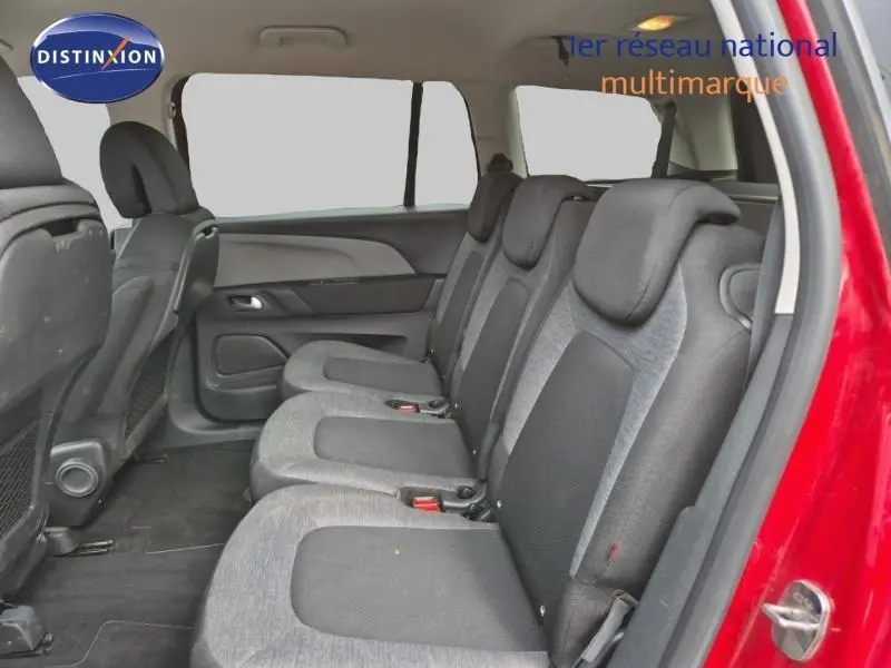 Vue intérieure côté droit des trois sièges individuels arrière gris du Citroën Grand C4 Spacetourer Rouge Rubi.
