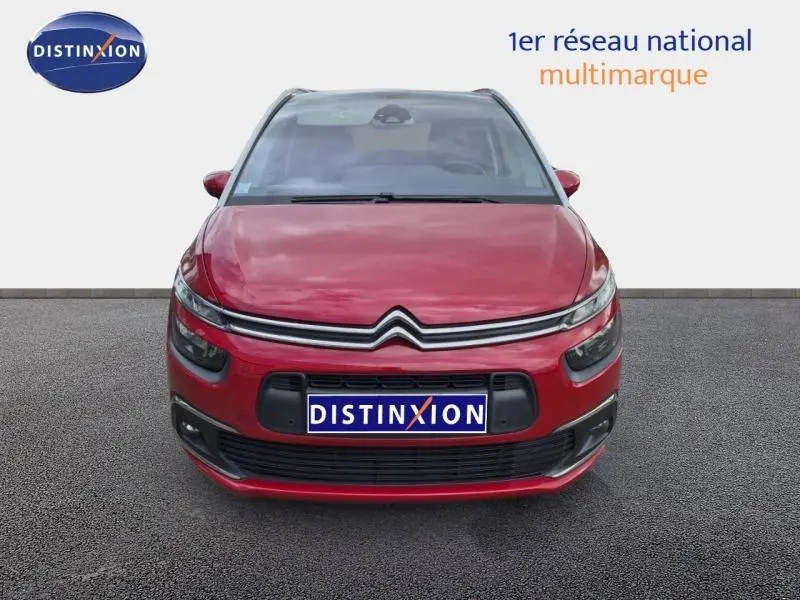 Vue frontale d'un Citroën Grand C4 Spacetourer rouge Rubi avec calandre distinctive et phares étirés.