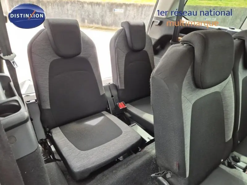 Vue intérieure des trois sièges individuels arrière gris Milazzo du Citroën Grand C4 Spacetourer 2018, version Feel.