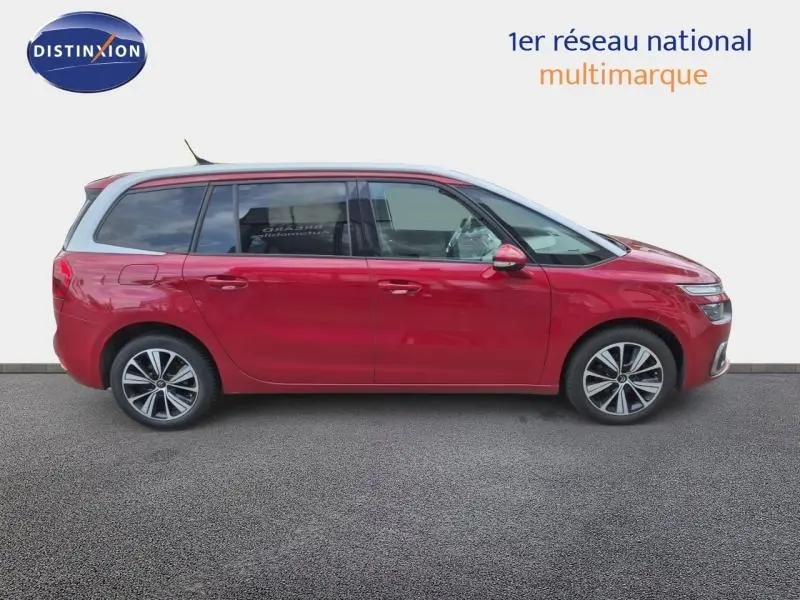 Vue latérale droite d'un Citroën Grand C4 Spacetourer rouge Rubi avec jantes alliage et vitres surteintées.