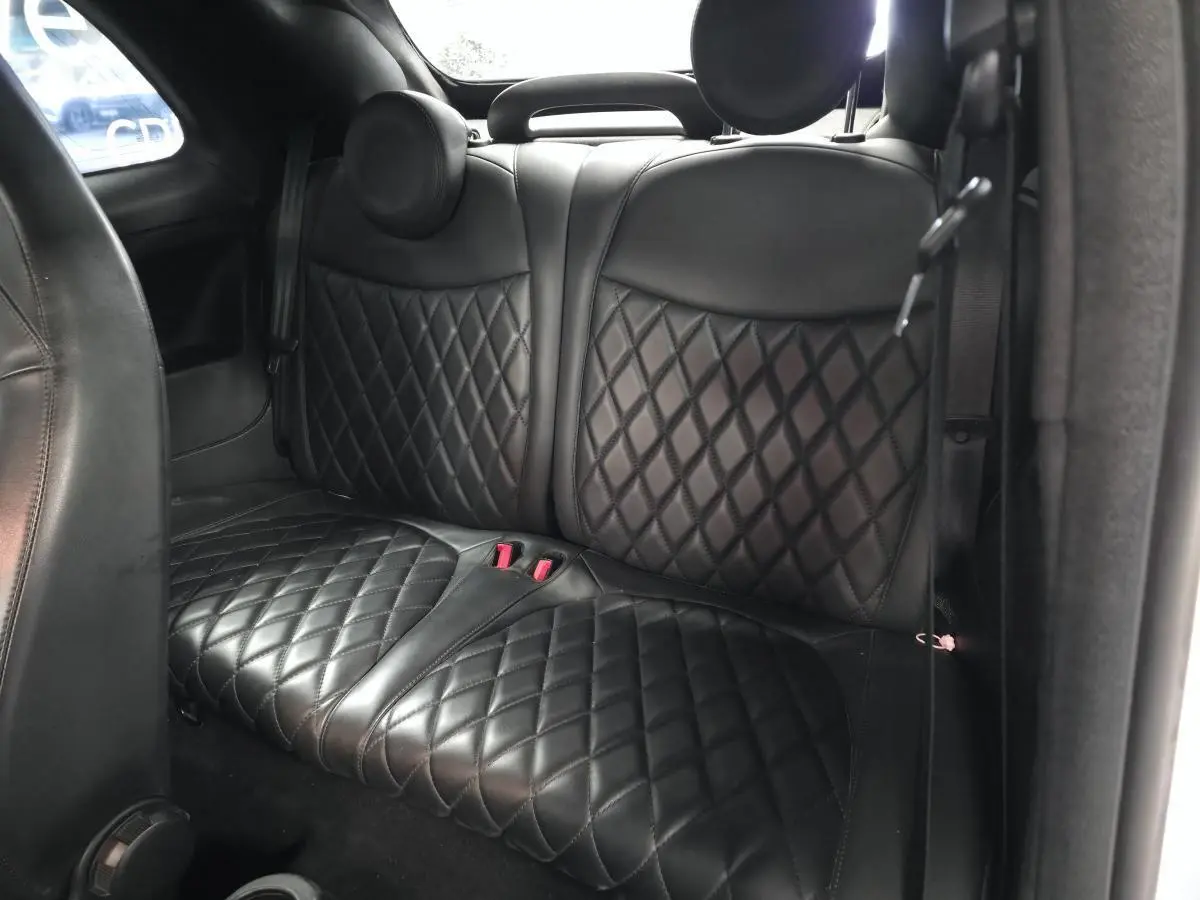 Vue intérieure sur la banquette arrière en cuir noir matelassé de l'Abarth 500 595C Turismo 2021.