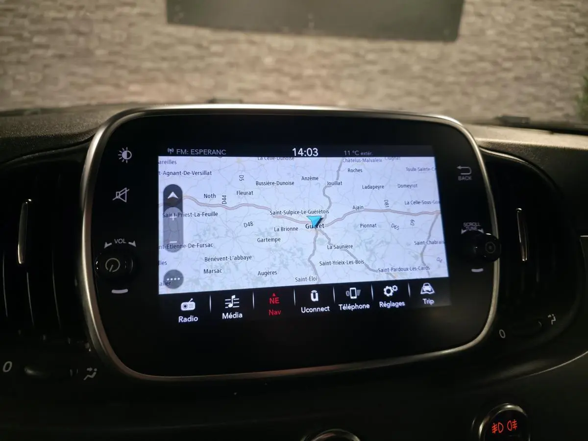 Écran tactile central 7 pouces de l'Abarth 595C Turismo blanc affichant la navigation GPS en intérieur.