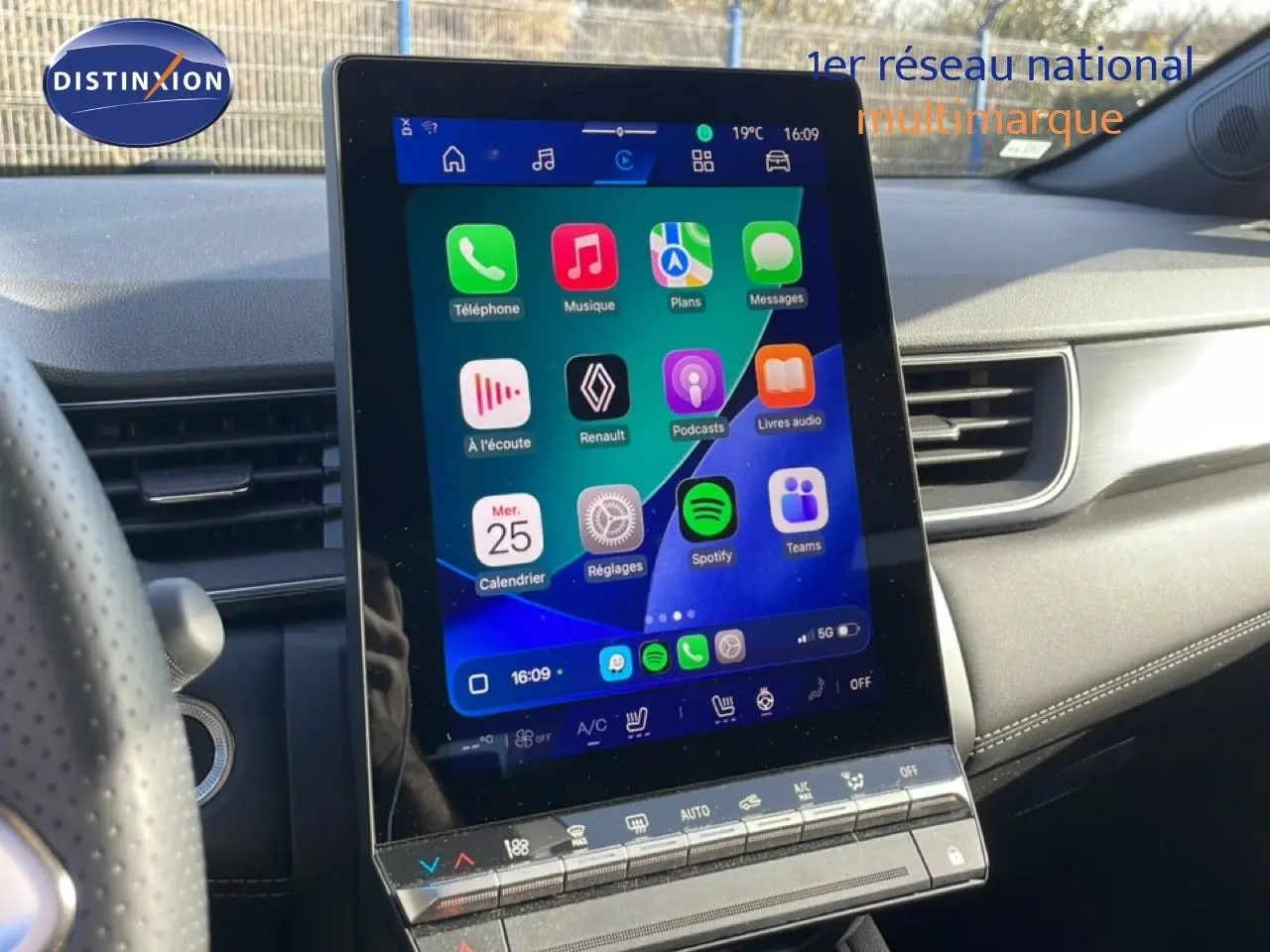 Vue intérieure du tableau de bord du Renault Symbioz 2025, écran tactile central allumé avec interface connectée.