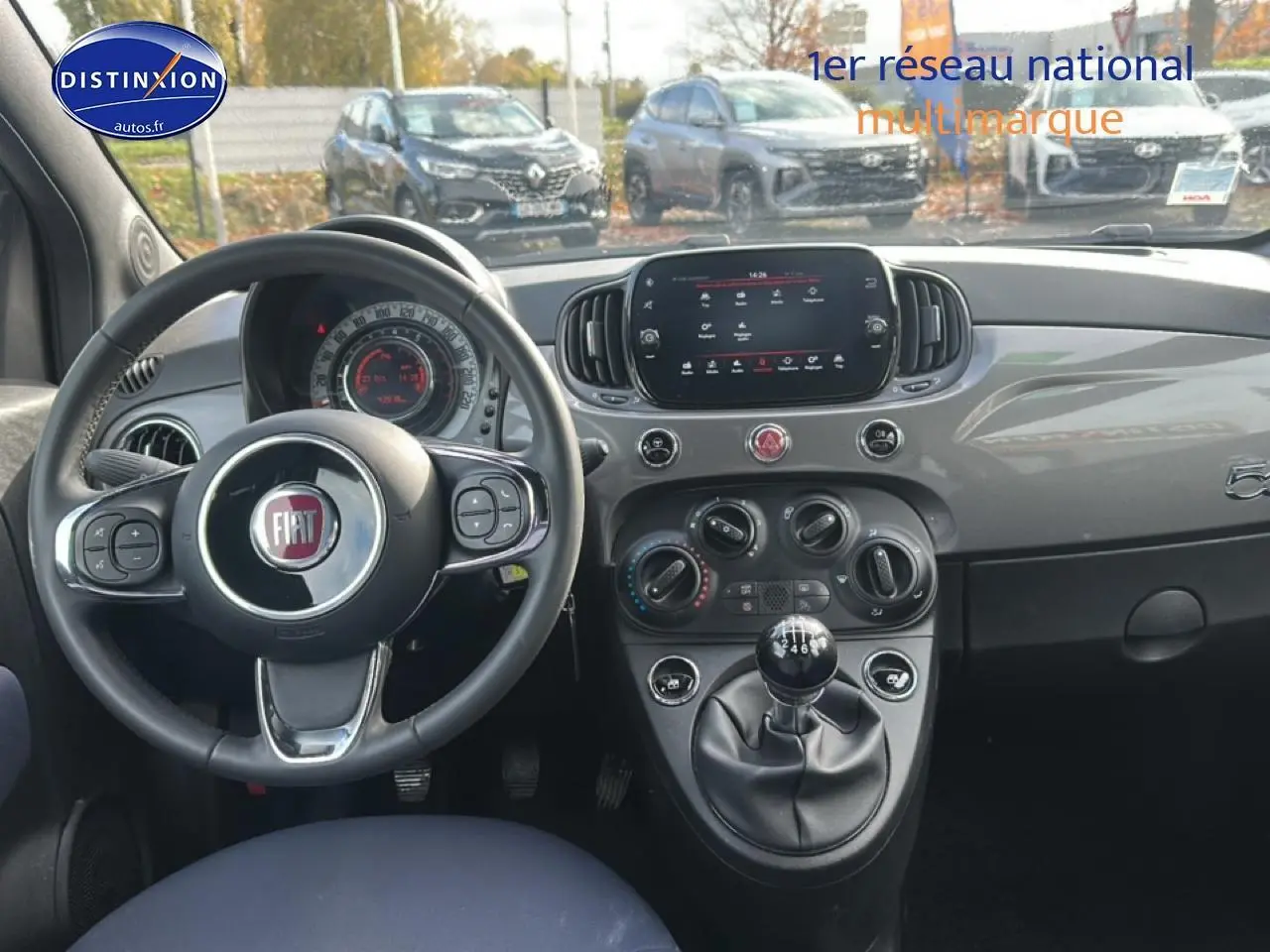 Vue intérieure frontale du tableau de bord gris et volant cuir multifonction de la Fiat 500 1.0 70 bsg cult 2022.