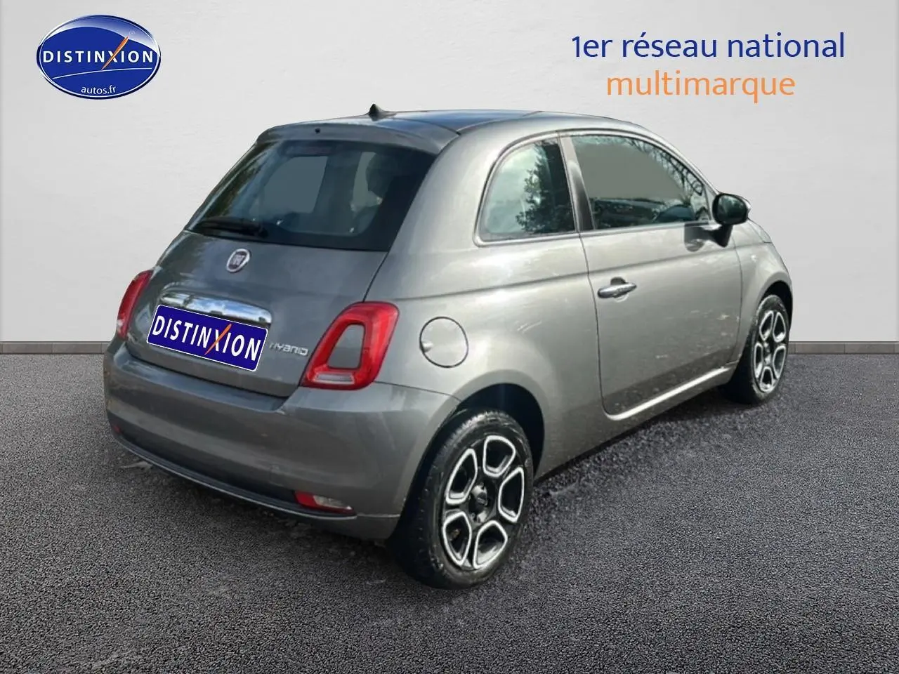 Fiat 500 gris vue 3/4 arrière droit, avec feux arrière LED et jantes alliage distinctives.