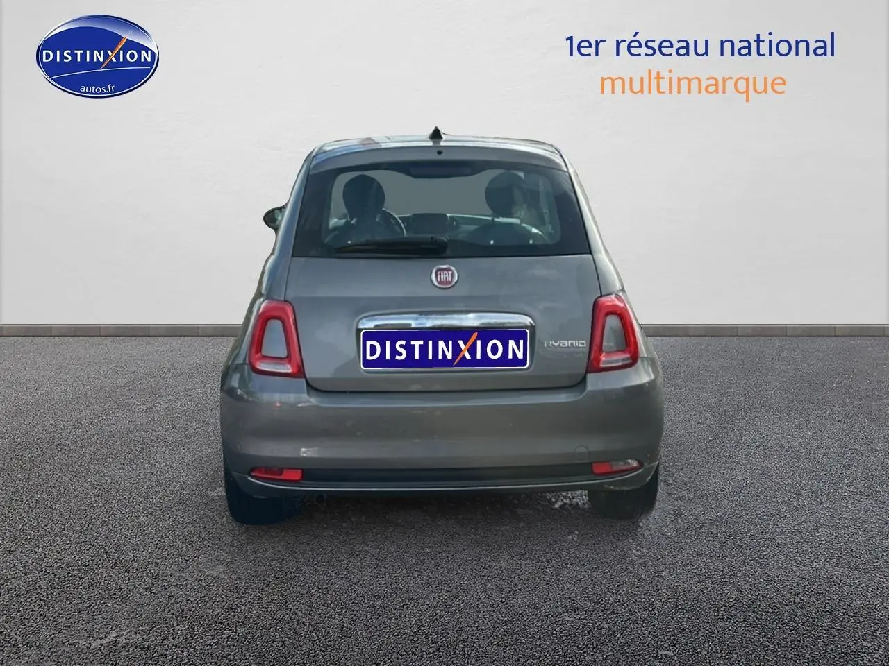 Vue arrière d'une Fiat 500 gris métallisé 2022, avec feux arrière distinctifs et logo Fiat visible.