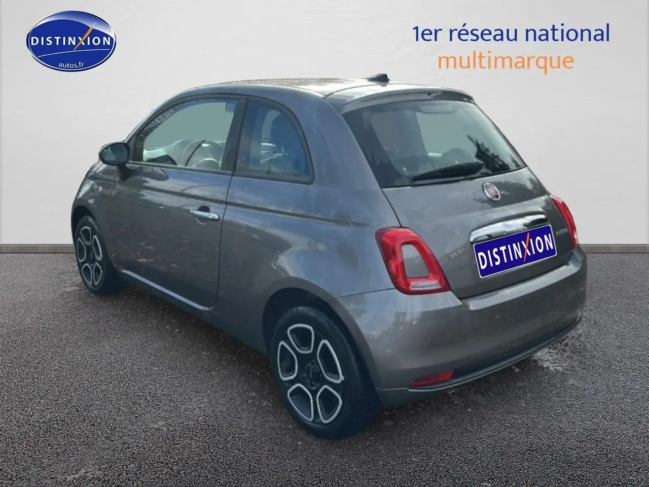 Vue 3/4 arrière droite d'une Fiat 500 gris métallisé avec jantes distinctives et feux arrière LED.