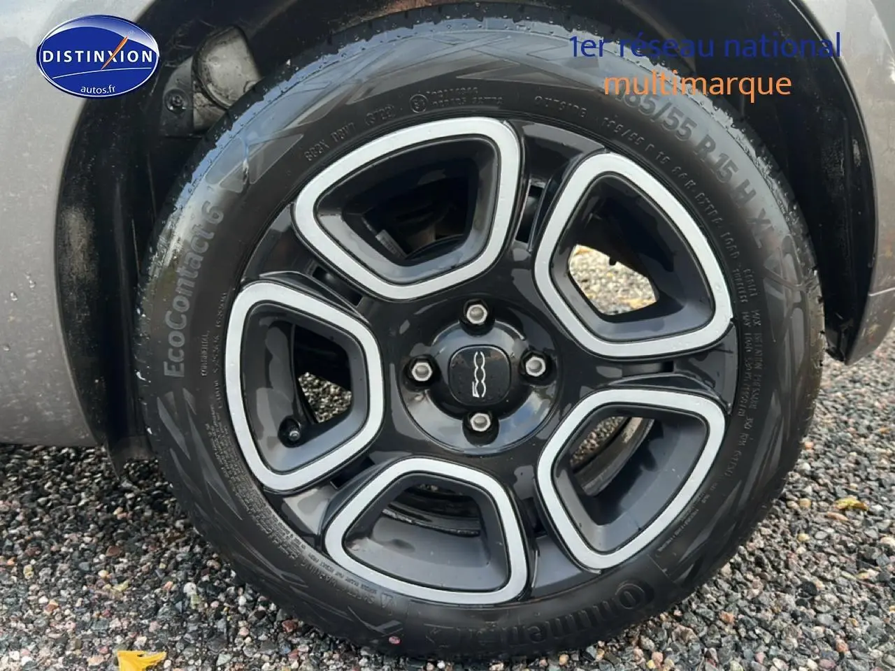 Gros plan sur la roue avant droite d'une FIAT 500 gris métallisé, montrant le pneu EcoContact et l'aile.