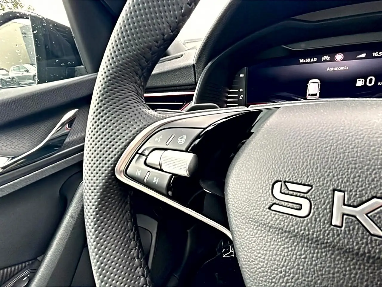 Gros plan sur le volant cuir perforé noir du Skoda Kamiq 2026 avec commandes multifonctions et tableau de bord numérique.