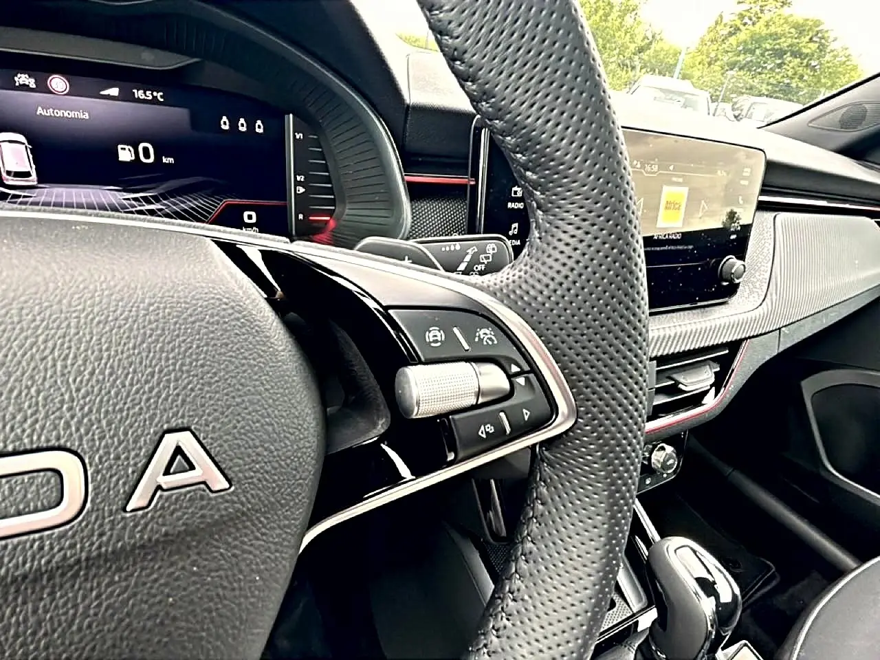 Vue rapprochée du volant cuir perforé et du tableau de bord numérique du Skoda Kamiq noir, version Monte Carlo 2026.