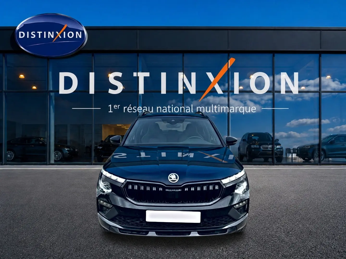 Vue frontale d'un Skoda Kamiq noir 2026 version Monte Carlo, avec calandre noire et phares LED distinctifs.