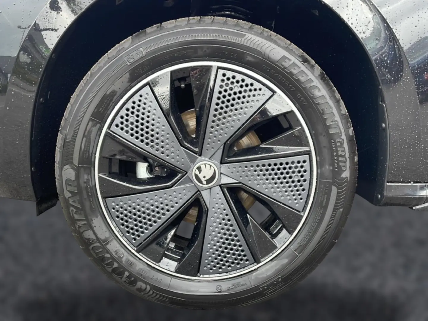 Gros plan sur la jante noire et grise perforée d’un Skoda Kamiq 2026, avec logo au centre et pneu Goodyear.