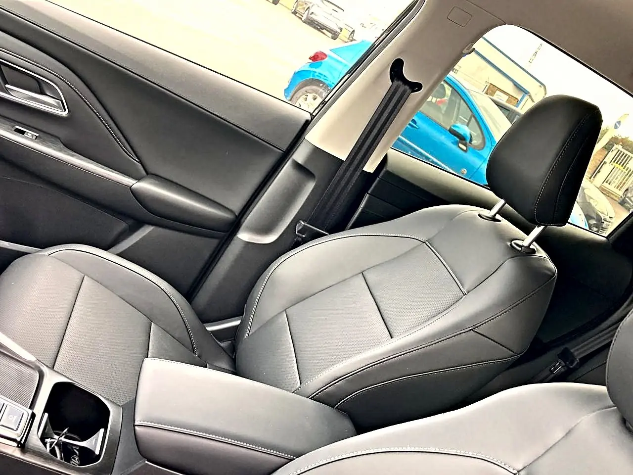 Vue intérieure côté droit du siège passager en similicuir noir du MG Motor ZS 1.5 hybrid 197 luxury 2026.