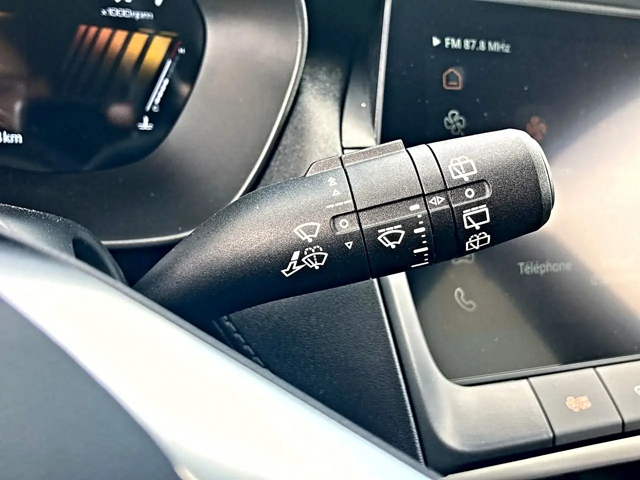Gros plan sur la commande de l’essuie-glace côté droit du tableau de bord du MG Motor ZS noir hybride 2026.