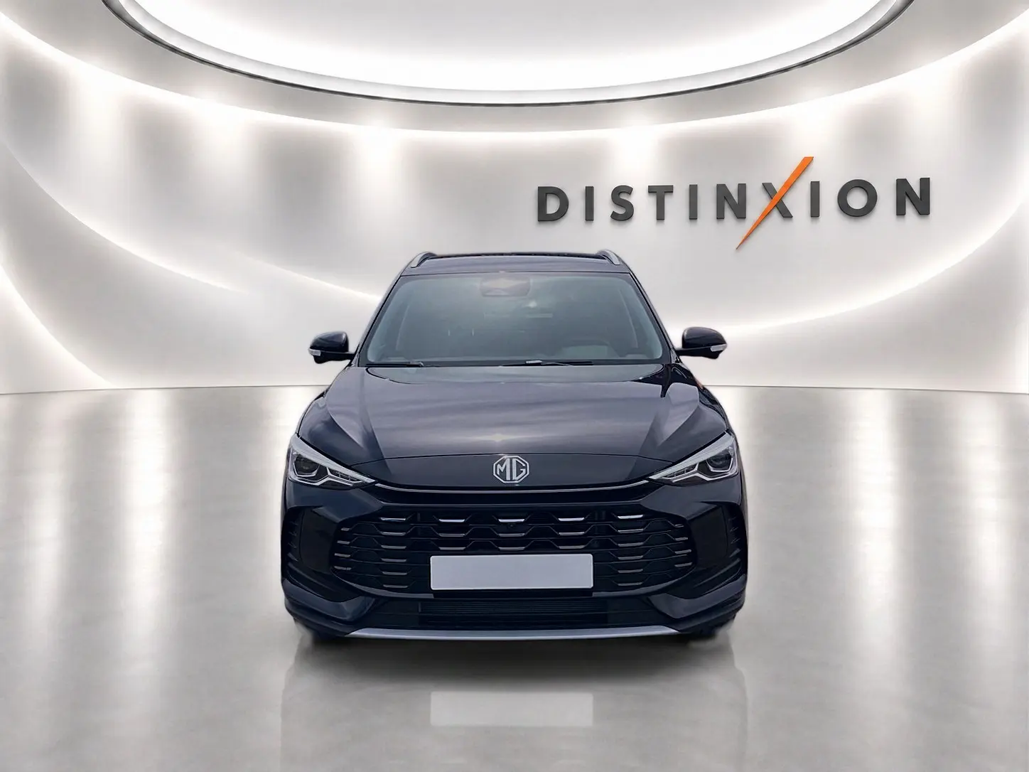 Vue frontale du MG Motor ZS 1.5 hybrid noir 2026, avec calandre large et phares LED effilés dans un studio lumineux.