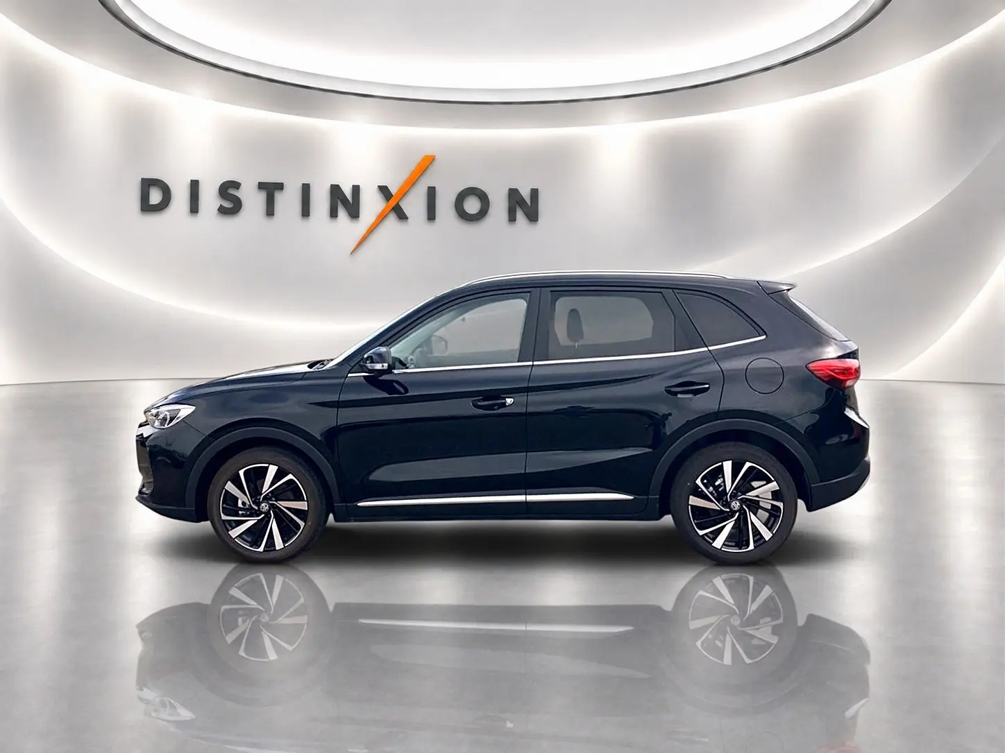 Vue de profil côté gauche du SUV MG ZS 1.5 hybrid noir, avec jantes alliage et toit panoramique en arrière-plan lumineux.