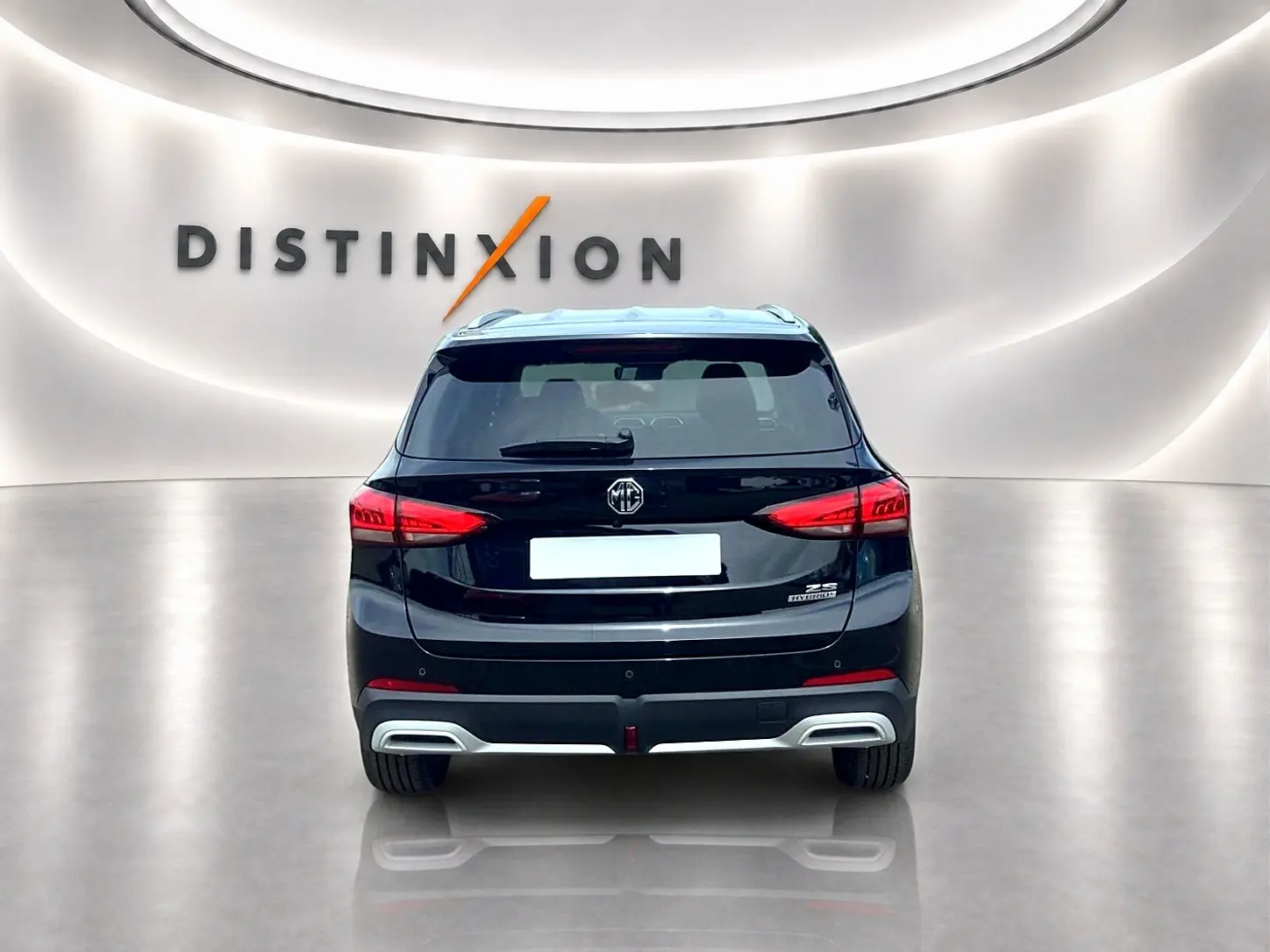 Vue arrière d'un MG Motor ZS 1.5 hybrid noir 2026 avec feux LED et double sortie d'échappement intégrée.