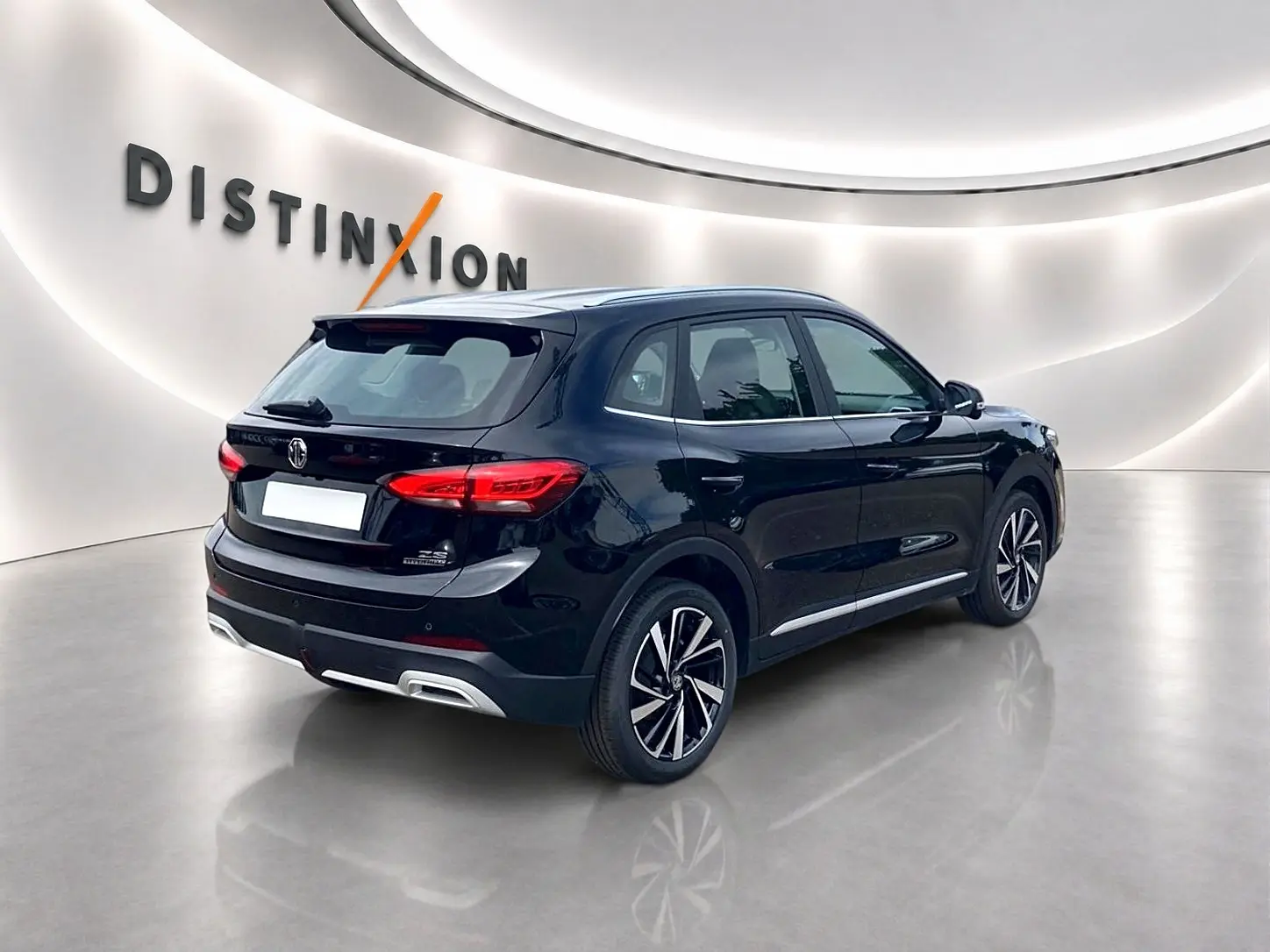 Vue 3/4 arrière droite du MG ZS 1.5 hybrid noir 2026 avec jantes alu et becquet arrière distinctif.