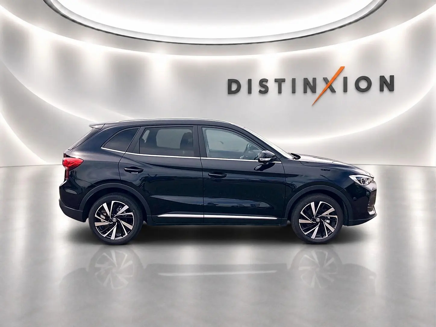 Profil côté gauche du MG Motor ZS 1.5 hybrid noir 2026 avec jantes alliage et toit panoramique en studio.
