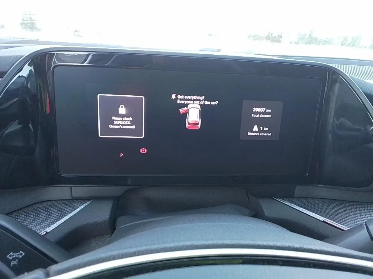 Vue intérieure du tableau de bord numérique du Skoda Kodiaq blanc Glacier 2025, affichage central du compteur digital.