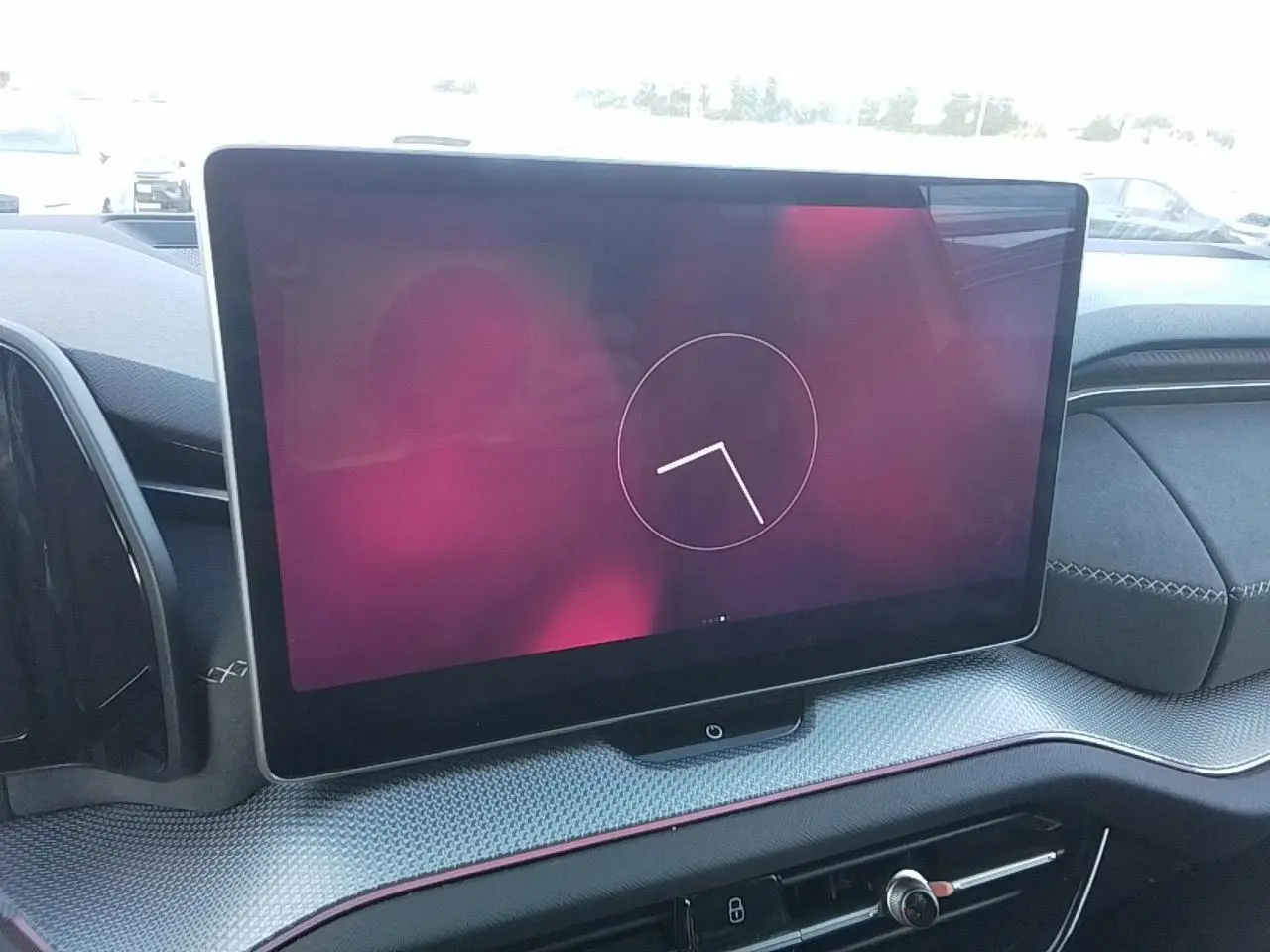 Écran tactile 13 pouces du tableau de bord du Skoda Kodiaq blanc, avec finition tissu suédine noir et inserts chrome foncé.