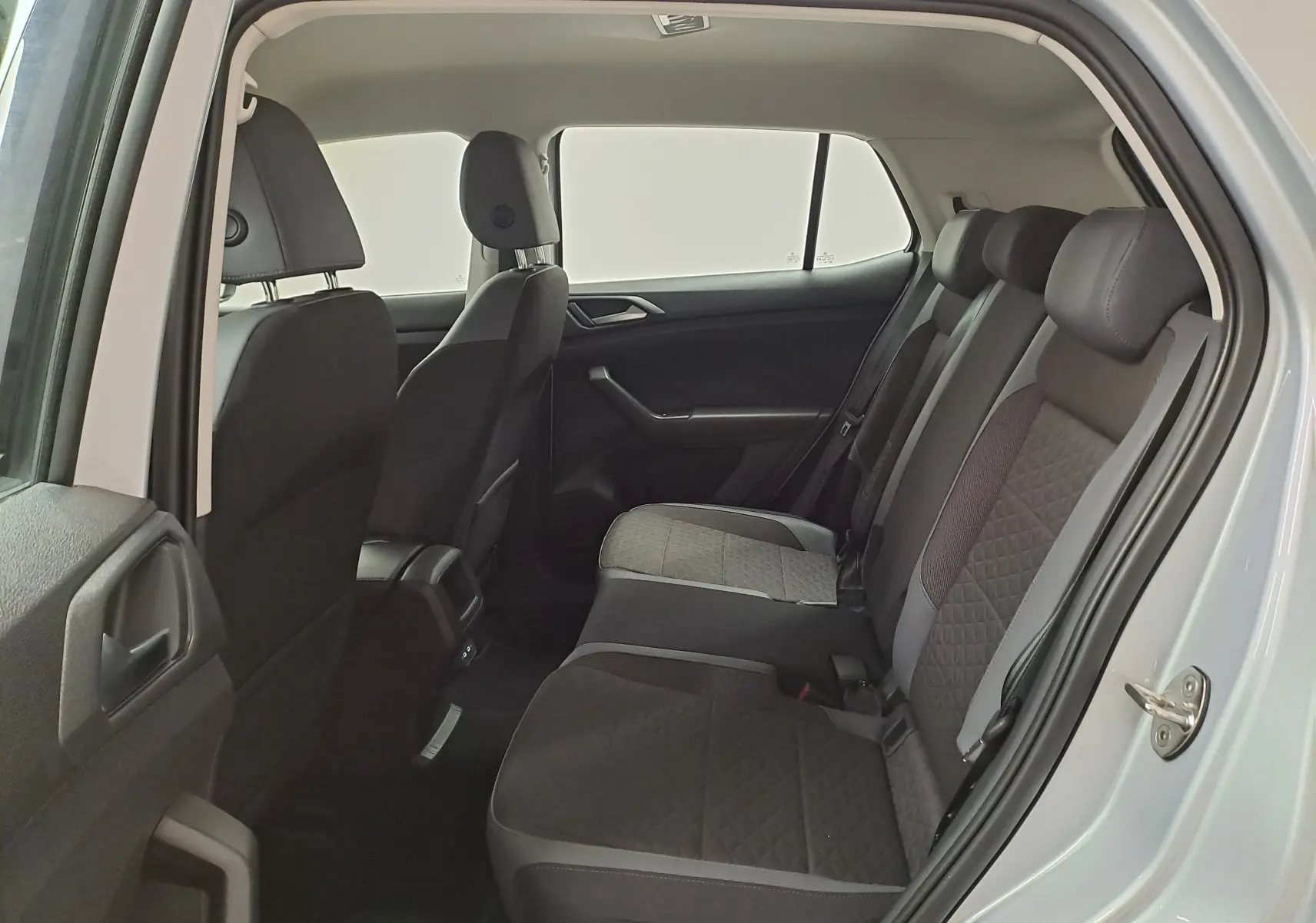 Vue intérieure côté droit des sièges arrière du Volkswagen T-Cross 2022 en peinture métallisée Reflet d'argent, avec habillage tissu gris.