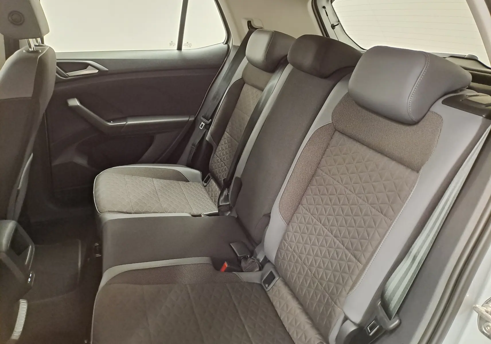 Vue intérieure des sièges arrière du Volkswagen T-Cross 2022, tissu gris avec motifs géométriques, angle côté droit.