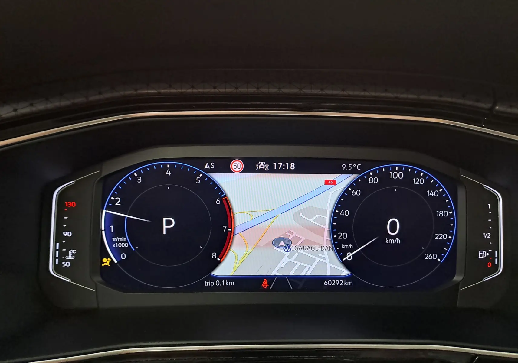 Tableau de bord numérique du Volkswagen T-Cross 2022 affichant la navigation, le compte-tours et la vitesse à l'arrêt.