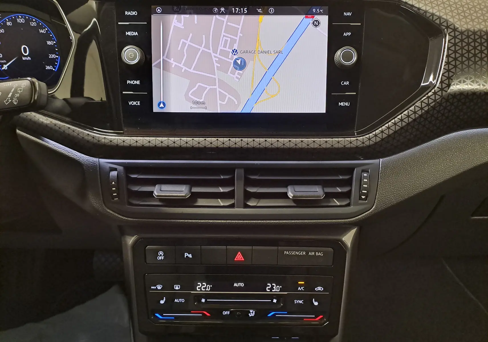 Vue rapprochée de la console centrale du Volkswagen T-Cross 2022, écran tactile avec navigation et commandes climatiques.