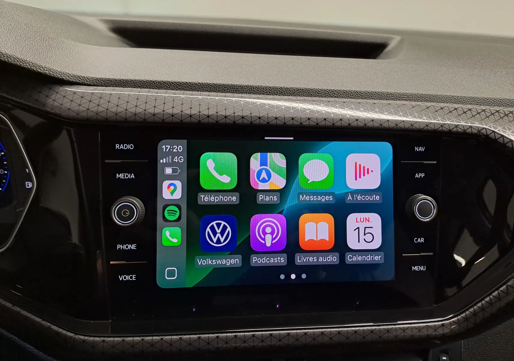 Écran tactile central du Volkswagen T-Cross 2022 affichant Apple CarPlay avec cadre noir et finition intérieure texturée.