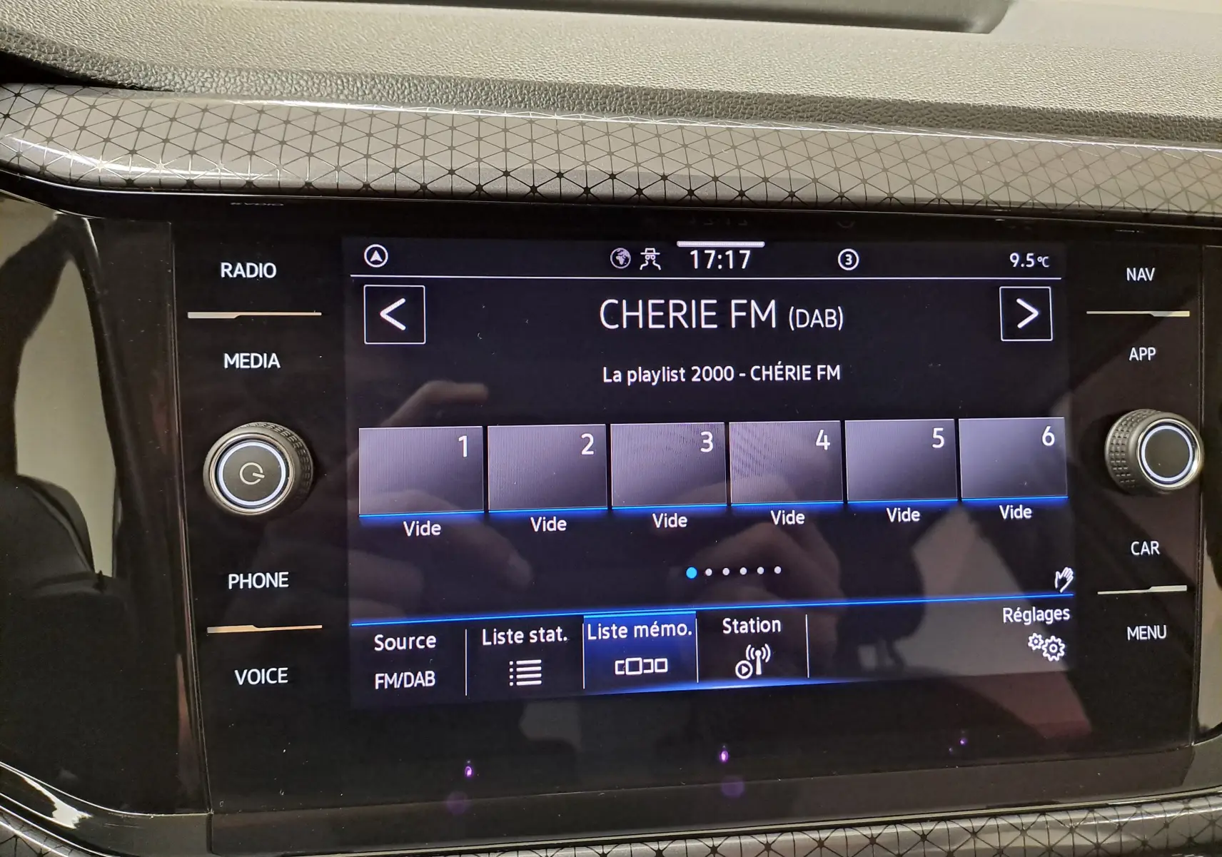 Écran tactile central du Volkswagen T-Cross 2022 en gros plan, affichant la radio CHERIE FM avec commandes autour.