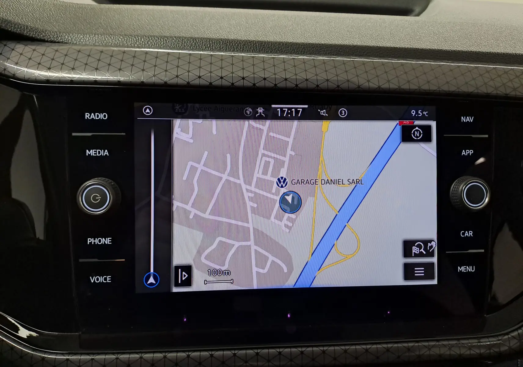 Écran central du Volkswagen T-cross 2022 affichant la navigation GPS avec interface tactile et commandes autour.