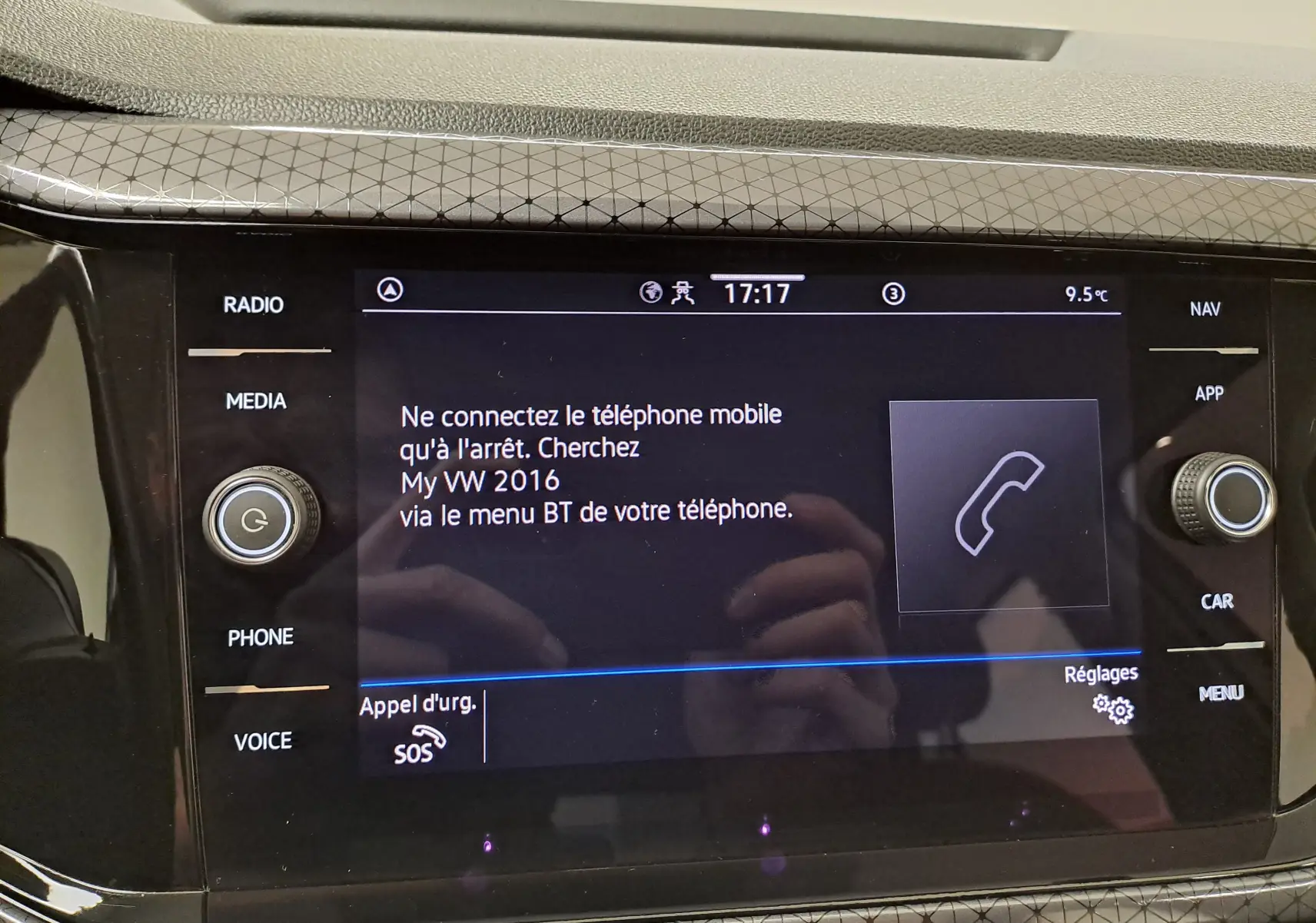 Écran tactile central du Volkswagen T-Cross 2022 affichant les instructions de connexion Bluetooth, avec boutons physiques autour.